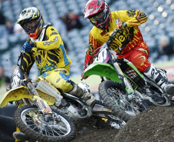 Рис. 1. Прохождение кроссменами на мотоциклах категории 1 группы А1 поворота с использованием для самостраховки снятой с подножки правой ноги Рис. 1. Прохождение кроссменами на мотоциклах категории 1 группы А1 поворота с использованием для самостраховки снятой с подножки правой ноги